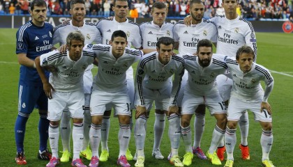 【海星体育官网】绿茵场火爆冲突！马雷斯卡推开自家球员冷静控场，赛后风波引热议