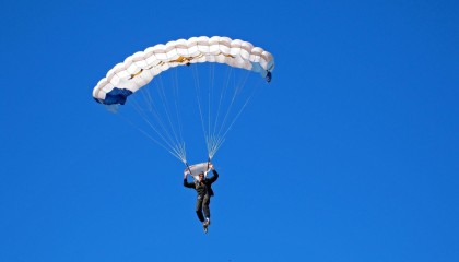 海星体育官网_迈阿密新秀亚库乔尼斯首秀表现挣扎，攻防两端陷入犯规泥沼