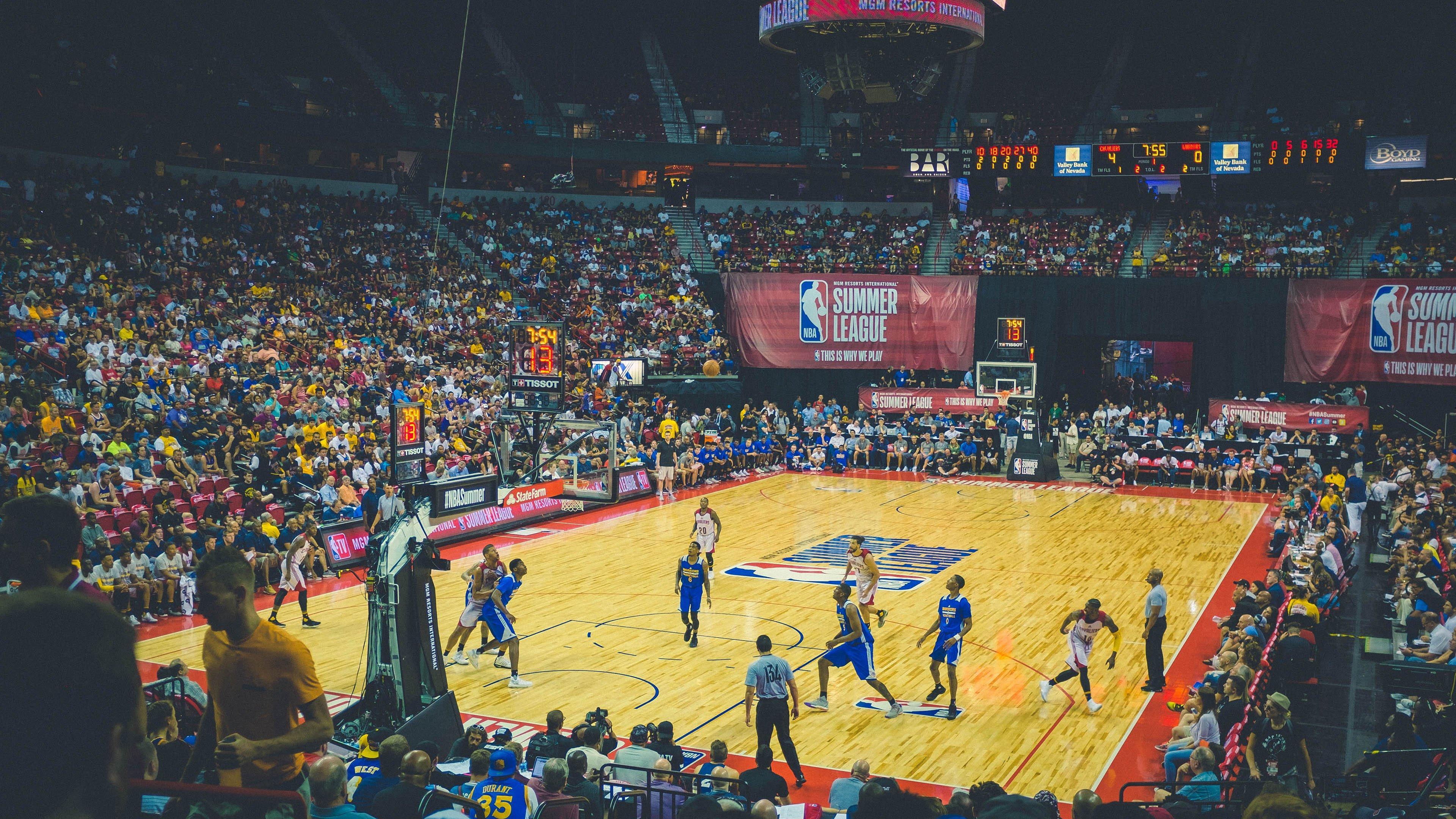 东契奇休赛期低调加练引热议！身穿湖人主题T恤现身皇马球馆，球迷猜测未来动向